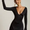 Vestito A-line drappeggiato con schiena scoperta Darana in nero Vestito A-line drappeggiato con schiena scoperta Darana in nero