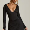 Vestito A-line drappeggiato con schiena scoperta Darana in nero Vestito A-line drappeggiato con schiena scoperta Darana in nero