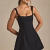 Vestito A-line plissettato con fiocco Cressida in nero Vestito A-line plissettato con fiocco Cressida in nero