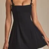 Vestito A-line plissettato con fiocco Cressida in nero Vestito A-line plissettato con fiocco Cressida in nero