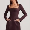 Vestito A-line strutturato a righe Ksenia in marrone cioccolato Vestito A-line strutturato a righe Ksenia in marrone cioccolato