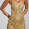 Vestito a trapezio con fascia decorata Amalina in oro Vestito a trapezio con fascia decorata Amalina in oro