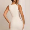Vestito Alsace con scollo quadrato decorato in bianco Vestito Alsace con scollo quadrato decorato in bianco