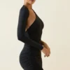 Vestito asimmetrico con ruches e schiena scoperta Alina in nero Vestito asimmetrico con ruches e schiena scoperta Alina in nero
