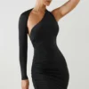 Vestito asimmetrico con ruches e schiena scoperta Alina in nero Vestito asimmetrico con ruches e schiena scoperta Alina in nero