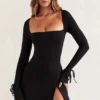 Vestito Baize con scollo quadrato e maniche lunghe in nero Vestito Baize con scollo quadrato e maniche lunghe in nero