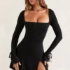 Vestito Baize con scollo quadrato e maniche lunghe in nero Vestito Baize con scollo quadrato e maniche lunghe in nero