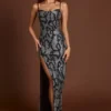 Vestito con collo a cappuccio e spacchi decorati Velia in serpente argento Vestito con collo a cappuccio e spacchi decorati Velia in serpente argento