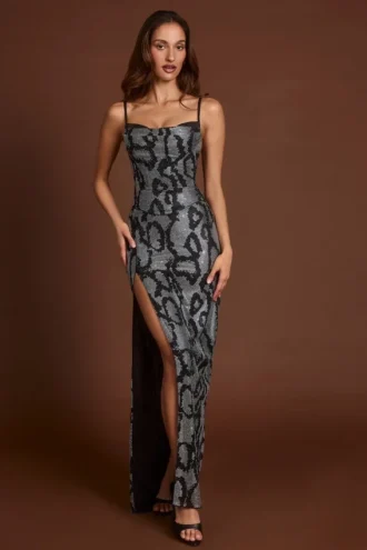 Vestito con collo a cappuccio e spacchi decorati Velia in serpente argento