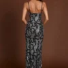 Vestito con collo a cappuccio e spacchi decorati Velia in serpente argento Vestito con collo a cappuccio e spacchi decorati Velia in serpente argento