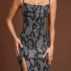 Vestito con collo a cappuccio e spacchi decorati Velia in serpente argento Vestito con collo a cappuccio e spacchi decorati Velia in serpente argento