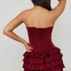 Vestito corto a balze con corpetto a fascia Juliet in rosso bacca