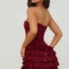 Vestito corto a balze con corpetto a fascia Juliet in rosso bacca