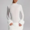 Vestito corto a collo alto con bordi in pelliccia sintetica Belladonna in bianco
