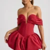 Vestito corto a corpetto con spalle scoperte e orlo a palloncino a strati Jessamy in rosso vero