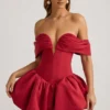 Vestito corto a corpetto con spalle scoperte e orlo a palloncino a strati Jessamy in rosso vero
