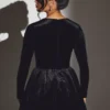 Vestito corto a corsetto a maniche lunghe in velluto Tera, nero jet Vestito corto a corsetto a maniche lunghe in velluto Tera, nero jet