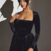 Vestito corto a corsetto a maniche lunghe in velluto Tera, nero jet Vestito corto a corsetto a maniche lunghe in velluto Tera, nero jet