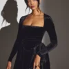 Vestito corto a corsetto a maniche lunghe in velluto Tera, nero jet Vestito corto a corsetto a maniche lunghe in velluto Tera, nero jet