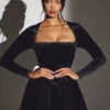 Vestito corto a corsetto a maniche lunghe in velluto Tera, nero jet Vestito corto a corsetto a maniche lunghe in velluto Tera, nero jet