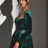 Vestito corto a corsetto con maniche lunghe in velluto Tera, verde smeraldo Vestito corto a corsetto con maniche lunghe in velluto Tera, verde smeraldo