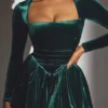 Vestito corto a corsetto con maniche lunghe in velluto Tera, verde smeraldo Vestito corto a corsetto con maniche lunghe in velluto Tera, verde smeraldo
