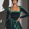 Vestito corto a corsetto con maniche lunghe in velluto Tera, verde smeraldo Vestito corto a corsetto con maniche lunghe in velluto Tera, verde smeraldo