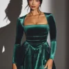Vestito corto a corsetto con maniche lunghe in velluto Tera, verde smeraldo Vestito corto a corsetto con maniche lunghe in velluto Tera, verde smeraldo