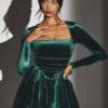Vestito corto a corsetto con maniche lunghe in velluto Tera, verde smeraldo Vestito corto a corsetto con maniche lunghe in velluto Tera, verde smeraldo