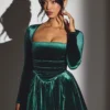 Vestito corto a corsetto con maniche lunghe in velluto Tera, verde smeraldo Vestito corto a corsetto con maniche lunghe in velluto Tera, verde smeraldo
