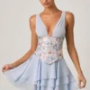 Vestito corto a corsetto con volant decorati Sakura in blu floreale Vestito corto a corsetto con volant decorati Sakura in blu floreale