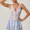 Vestito corto a corsetto con volant decorati Sakura in blu floreale Vestito corto a corsetto con volant decorati Sakura in blu floreale