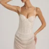 Vestito corto a corsetto drappeggiato con decorazioni semi-trasparenti Connie in bianco