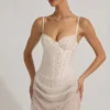 Vestito corto a corsetto drappeggiato con decorazioni semi-trasparenti Connie in bianco