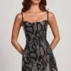 Vestito corto A-line con collo a cappuccio e decorazioni Dianora in serpente argento Vestito corto A-line con collo a cappuccio e decorazioni Dianora in serpente argento