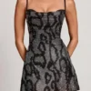 Vestito corto A-line con collo a cappuccio e decorazioni Dianora in serpente argento Vestito corto A-line con collo a cappuccio e decorazioni Dianora in serpente argento