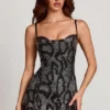 Vestito corto A-line con collo a cappuccio e decorazioni Dianora in serpente argento Vestito corto A-line con collo a cappuccio e decorazioni Dianora in serpente argento