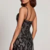 Vestito corto A-line con collo a cappuccio e decorazioni Dianora in serpente argento Vestito corto A-line con collo a cappuccio e decorazioni Dianora in serpente argento