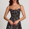 Vestito corto A-line con collo a cappuccio e decorazioni Dianora in serpente argento Vestito corto A-line con collo a cappuccio e decorazioni Dianora in serpente argento