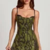 Vestito corto A-line con collo a cappuccio e decorazioni Dianora in stampa serpente verde Vestito corto A-line con collo a cappuccio e decorazioni Dianora in stampa serpente verde