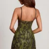 Vestito corto A-line con collo a cappuccio e decorazioni Dianora in stampa serpente verde Vestito corto A-line con collo a cappuccio e decorazioni Dianora in stampa serpente verde