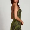 Vestito corto A-line con collo a cappuccio e decorazioni Dianora in stampa serpente verde Vestito corto A-line con collo a cappuccio e decorazioni Dianora in stampa serpente verde
