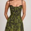 Vestito corto A-line con collo a cappuccio e decorazioni Dianora in stampa serpente verde Vestito corto A-line con collo a cappuccio e decorazioni Dianora in stampa serpente verde