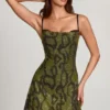 Vestito corto A-line con collo a cappuccio e decorazioni Dianora in stampa serpente verde Vestito corto A-line con collo a cappuccio e decorazioni Dianora in stampa serpente verde