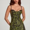 Vestito corto A-line con collo a cappuccio e decorazioni Dianora in stampa serpente verde Vestito corto A-line con collo a cappuccio e decorazioni Dianora in stampa serpente verde