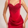 Vestito corto A-line con scollo a cuore in raso Ellis, colore rosso rosa Vestito corto A-line con scollo a cuore in raso Ellis, colore rosso rosa