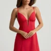 Vestito corto A-line con scollo all’americana e retro smerlato Seliora in rosso scarlatto