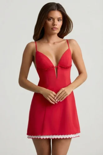 Vestito corto A-line con scollo all’americana e retro smerlato Seliora in rosso scarlatto