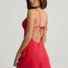 Vestito corto A-line con scollo all’americana e retro smerlato Seliora in rosso scarlatto