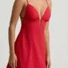 Vestito corto A-line con scollo all’americana e retro smerlato Seliora in rosso scarlatto
